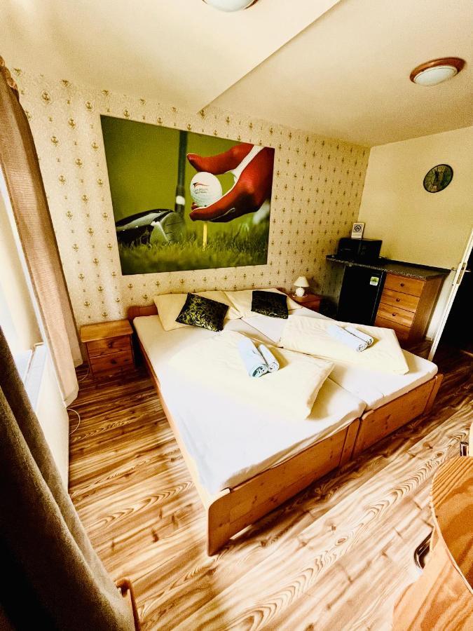 Jested Golf Restaurace A Penzion Svetla pod Jestedem Екстериор снимка
