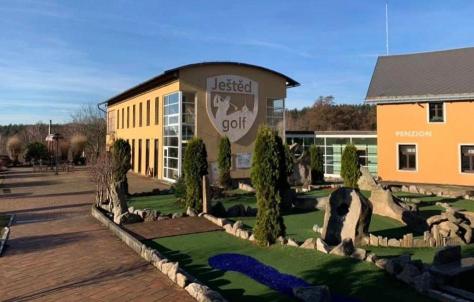 Jested Golf Restaurace A Penzion Svetla pod Jestedem Екстериор снимка